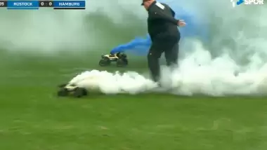 VİDEO | Almanya'da görülmemiş protesto! Sis bombalı arabalar sahaya girdi