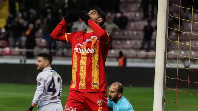 Kayserispor İranlı futbolcusuyla sözleşme yeniledi!