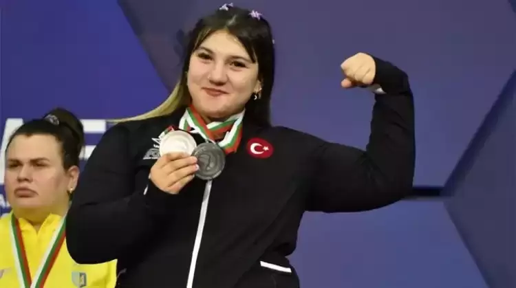 Fatmagül Çevik, Avrupa Halter Şampiyonası'ndan çifte madalya ile döndü