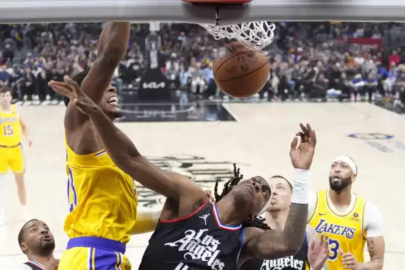 NBA'de Los Angeles derbisi! 21 sayı geriden gelip kazandılar