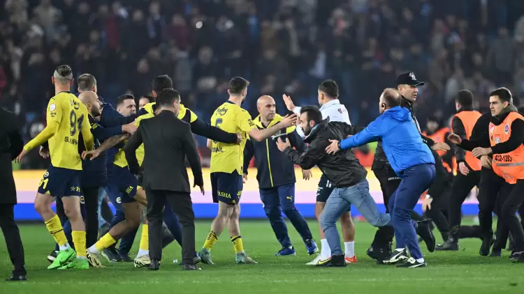 Akyazı'da taraftar sahaya indi! Fenerbahçeli futbolculara saldırdılar