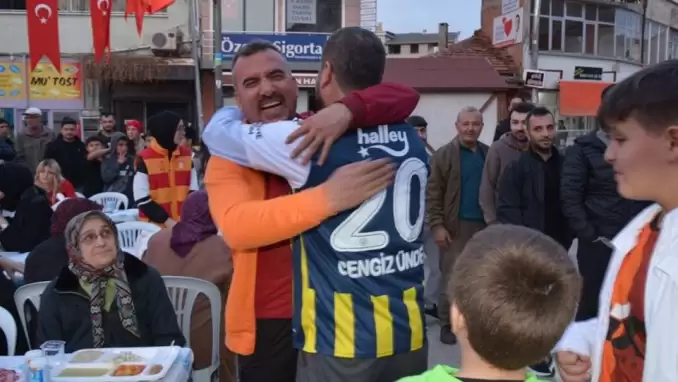 Futbolda dostluk mesajı: Galatasaraylıların iftarına Fenerbahçe formasıyla katıldı