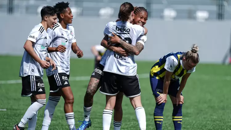 Derbide gol yağmuru! Beşiktaş, Fenerbahçe'yi devirdi