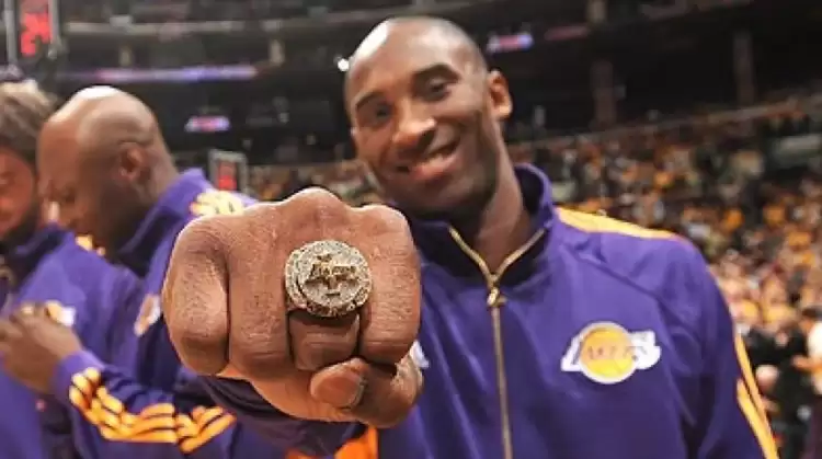 Kobe Bryant'ın şampiyonluk yüzüğü rekor fiyata satıldı