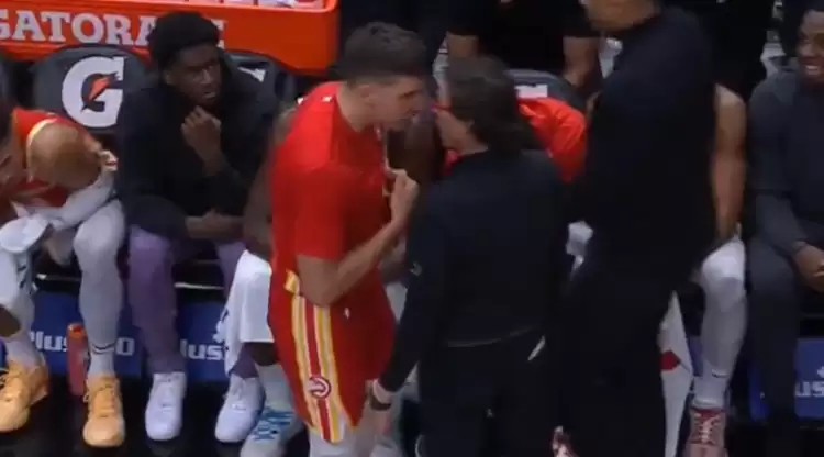 Fenerbahçe'nin eski yıldızı Bogdan Bogdanovic koçunun üstüne yürüdü