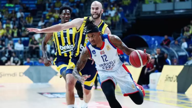 Anadolu Efes Fenerbahçe'yi derbi haftasında güldürmedi