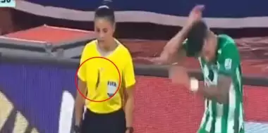 İZLE | Derbi maçta korkunç olay! Futbolcunun kafasına bıçak isabet etti