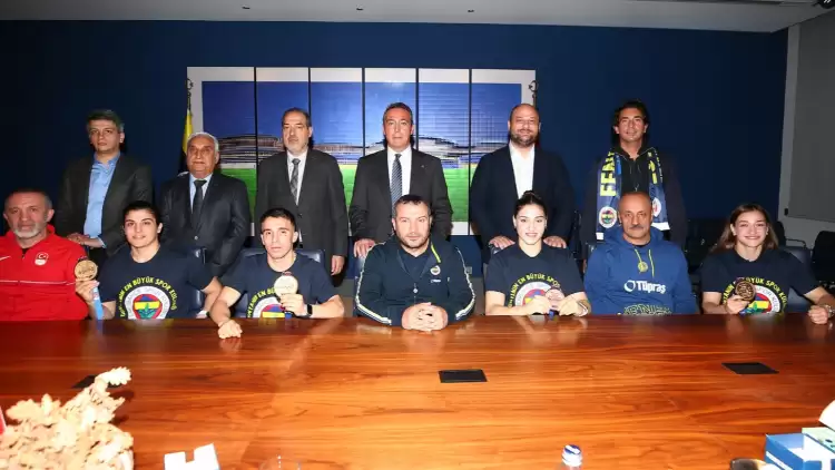 Fenerbahçe Başkanı Ali Koç, şampiyon boksörlerle bir araya geldi!