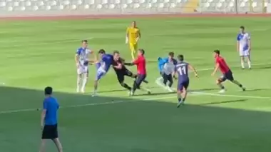 Amasya’da amatör maçta kavga! Futbolcular birbirine girdi...