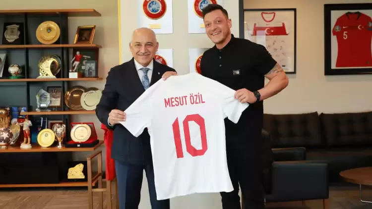 Mesut Özil'den TFF'ye ziyaret! Forma hediye edildi...