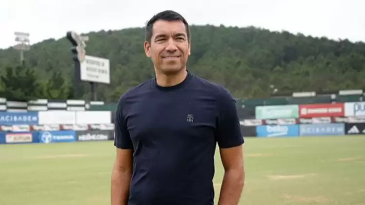 Giovanni van Bronckhorst, İskoçya'dan yardımcı antrenör getirdi