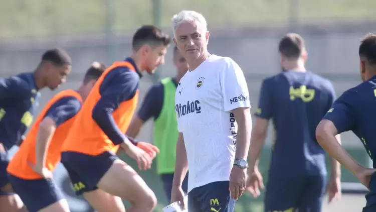 Fenerbahçe'nin yeni teknik direktörü Jose Mourinho takımın başında ilk antrenmanına çıktı