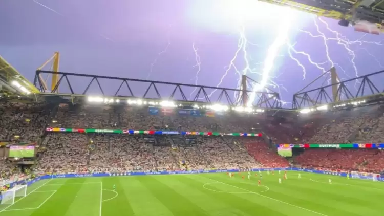 Almanya - Danimarka maçına yağmur engeli! Hakem ve futbolcular soyunma odasına gitti...