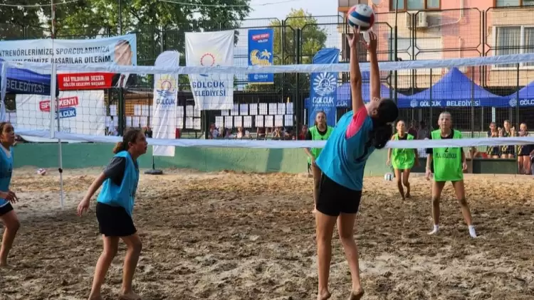 Gölcük'te plaj voleybolu turnuvası başladı