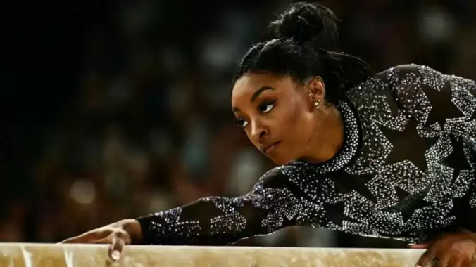 Simone Biles olimpiyatlardaki beşinci altın madalyasını kazandı!