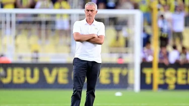 Jose Mourinho ilk yarının bitmesini beklemeden soyunma odasına gitti!