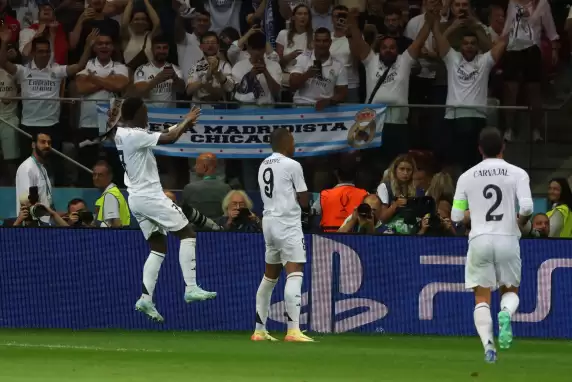 Real Madrid'de Kylian Mbappe golle başladı!