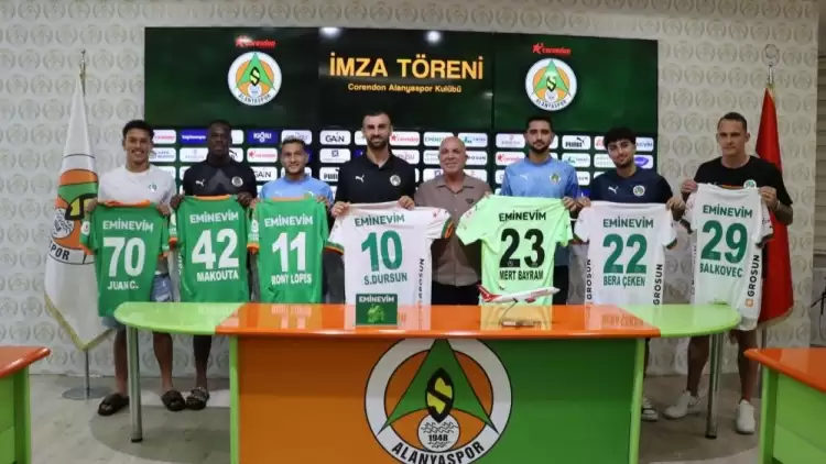 Alanyaspor, sözleşme yenilediği ve transfer ettiği futbolcularını tanıttı