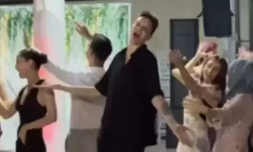 Ebrar Karakurt, babasının düğününde roman havası oynadı 