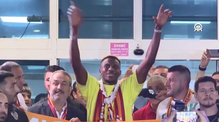 Galatasaray'ın yeni transferi Victor Osimhen İstanbul'a geldi! İlk sözleri ve Mertens detayı...