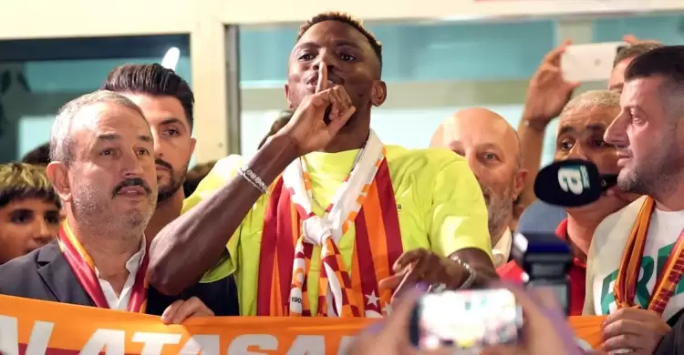 Galatasaray'ın yeni transferi Victor Osimhen İstanbul'a geldi! İlk sözleri ve Mertens detayı...