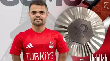 Abdullah Kayapınar'dan büyük başarı! Paris'te tarihe geçti