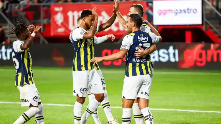 Fenerbahçeli taraftarlar Hatay'da kırtasiye yardımı dağıttı