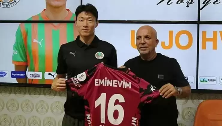 Alanyaspor yeni transferi Ui-jo Hwang için imza töreni düzenledi