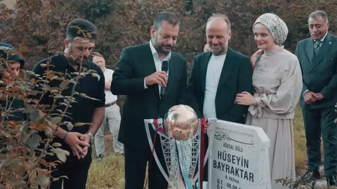 Trabzonspor'dan kansere yenilen küçük taraftara şampiyonluk kupalı ziyaret