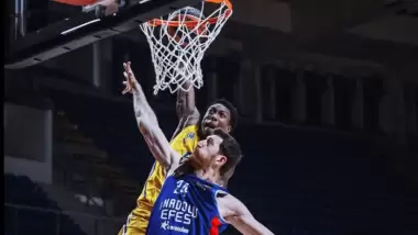 Kaçan balık büyük oldu! Lee ilk maçında Efes'i yıktı