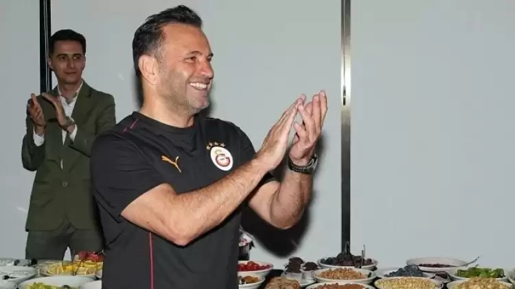 Galatasaray'da Okan Buruk'a kutlama