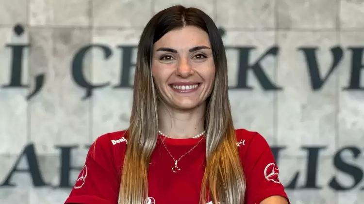 A Milli Kadın Futbol Takımı kalecisi Selda Akgöz'den taraftarlara destek çağrısı