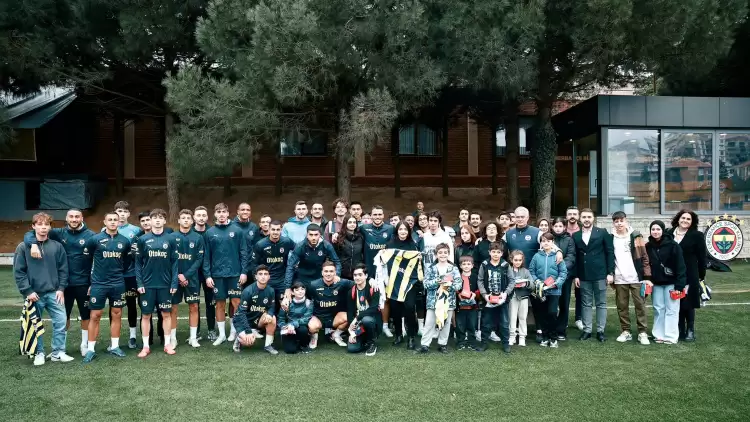 Mourinho ve futbolcular eğitim bursu alan çocukları ağırladı