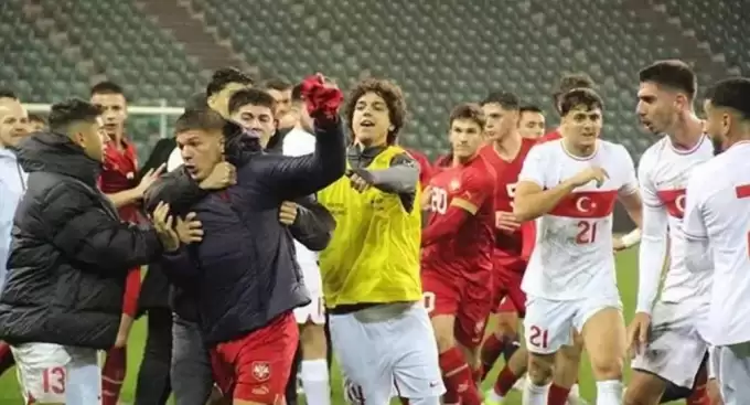Ümit Milli Takım'ın maçının ardından saha karıştı! Polis müdahale etti