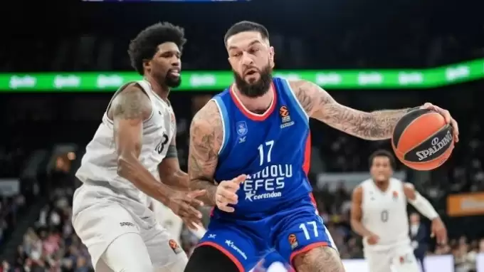 Anadolu Efes evinde Paris'e takıldı