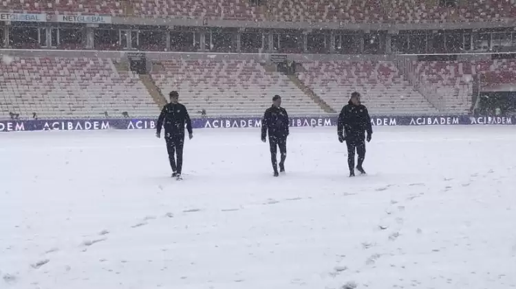 Sivasspor - Kasımpaşa maçı ertelenecek mi? Hakem Burak Pakkan zemini inceledi