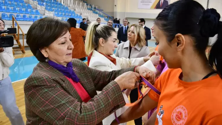 Adana'da hentbolcuların katılımıyla kadına yönelik şiddete karşı antrenman