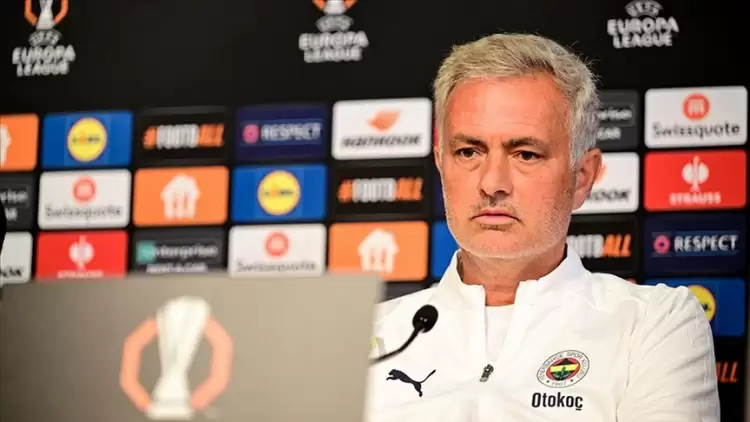 Jose Mourinho isyan etti! "Zaten sahada 10 oyuncu var"