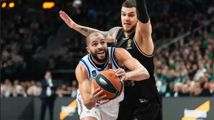 Anadolu Efes, Litvanya'da galibiyeti ilk yarıda bıraktı!