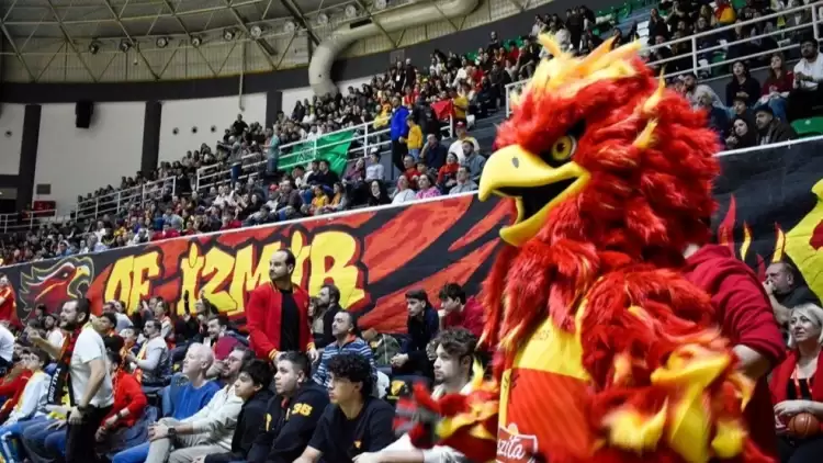 Maskot bu kez güldürmedi! İlk maçında gözaltına alındı!