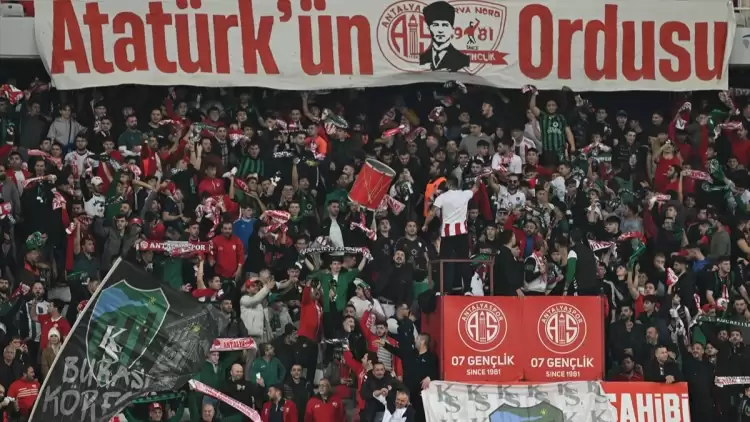 Antalya'da tek koro! Antalyaspor ve Kocaelispor taraftarları omuz omuza...