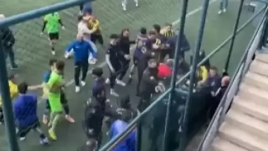 Son düdükle iki takım futbolcuları birbirine girdi!