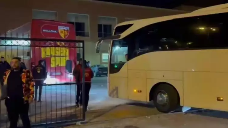 Kayserisporlu taraftarlardan futbolculara protesto!