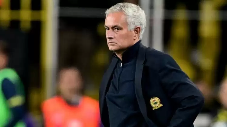 Jose Mourinho maç oynanırken sahayı terk etti!