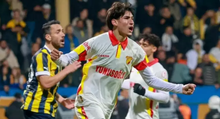 Göztepe'nin 20 yaşındaki futbolcusu İngiltere'ye transfer oldu