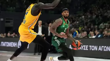 Ergin Ataman'ın elinde solan çiçek kendi toprağına dönüyor