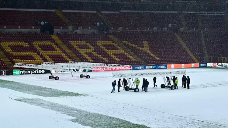 Galatasaray - Fenerbahçe derbisi için erteleme tehlikesi! Her şey AZ Alkmaar maçına bağlı... 