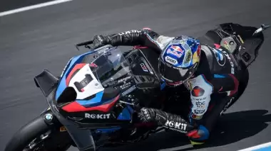 Toprak Razgatlıoğlu sinirini motordan çıkardı! Yarışı tamamlayamadı