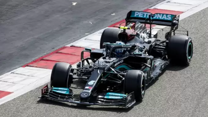 Formula 1'de yeni sezon başladı! Lewis Hamilton, Ferrari ile piste çıktı...