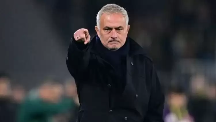 Antalyaspor maçında Fenerbahçe tribünlerinden Mourinho'ya destek!